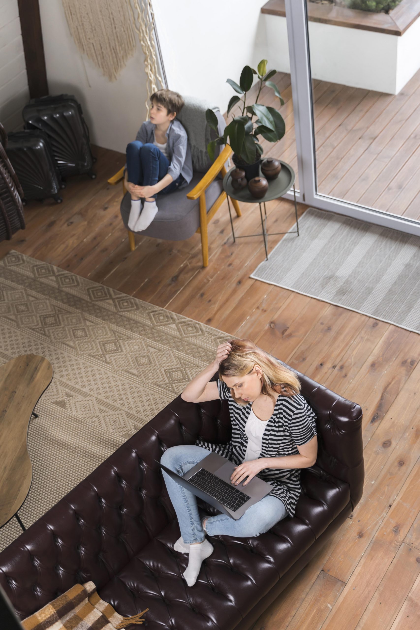 Menor distanciado emocionalmente mientras un progenitor permanece preocupado en casa tras una separación
