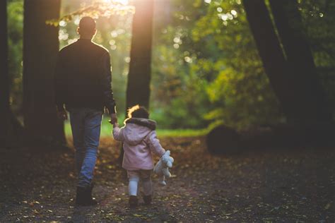 Padre caminando con su hija tras el divorcio